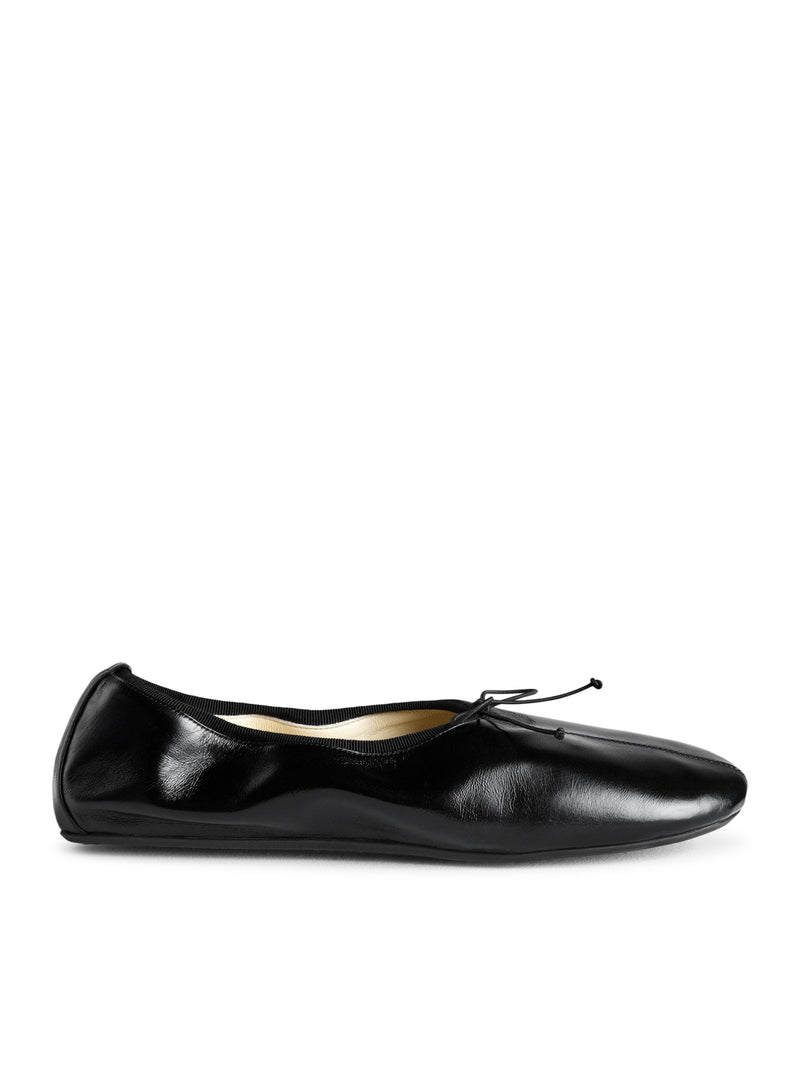FLAT LEATHER SHOE WITH A RUFFLE