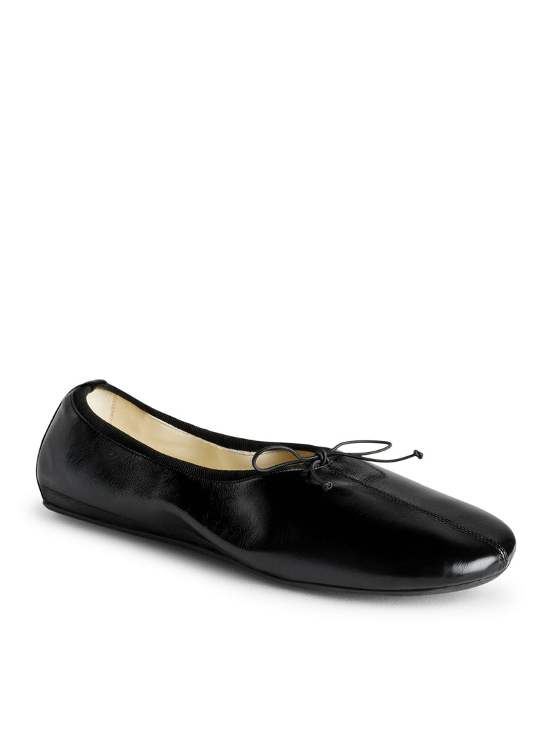 FLAT LEATHER SHOE WITH A RUFFLE