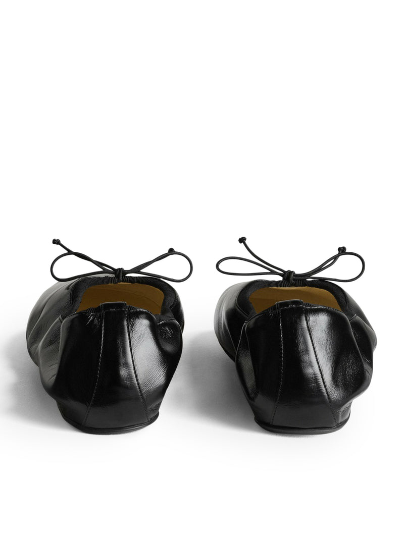 FLAT LEATHER SHOE WITH A RUFFLE