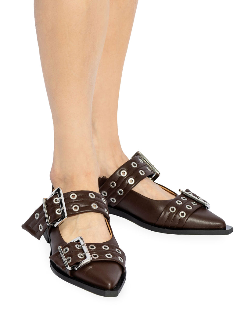 Pumps with buckle