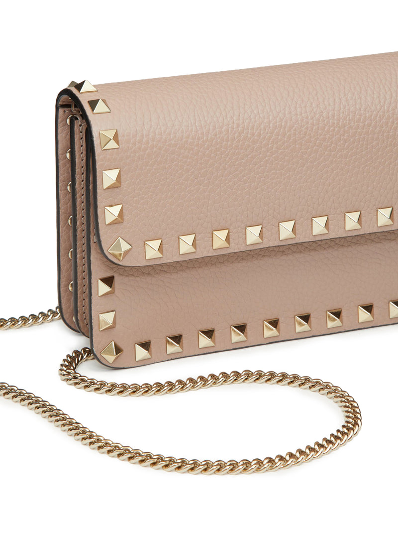 ROCKSTUD CHAIN ??POUCH IN GARNET CALFSKIN