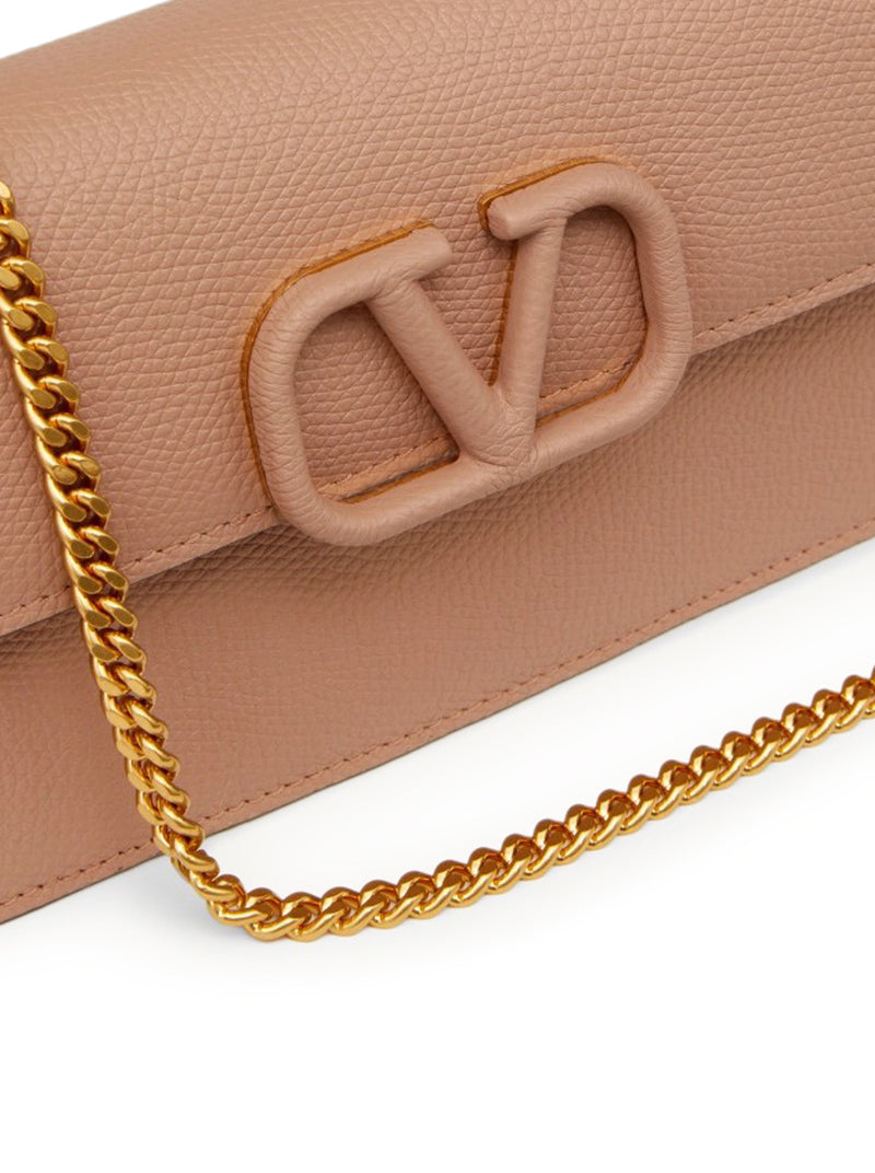 VLOGO SIGNATURE CHAIN WALLET IN HAMMERED CALFSKIN